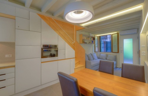 Cannaregio Apartment | Redecorated in '24 ideally located by a canal w/private courtyard and Fast WIFI
