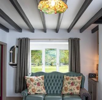 Newton Aycliffe House | Relaxing Cottage Escape - Pub - Fire - King Size Bed