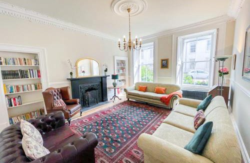 Tollcross Apartment | Remarkable 5BR Townhouse with Garden, Sleeps 12