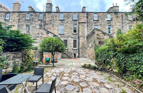 Tollcross Apartment | Remarkable 5BR Townhouse with Garden, Sleeps 12