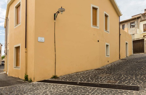 Seneghe House | Rent a few miles from the sea