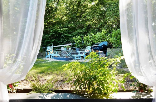 Langton Green Apartment | Romantic artist studio with hot tub, fire pit, hiking trails in woodland setting
