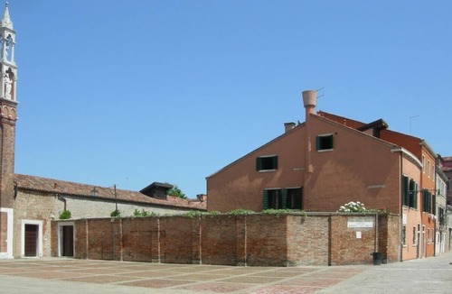 Cannaregio Apartment | Romantic Attic with Superb View of Madonna del Orto Gothic Church