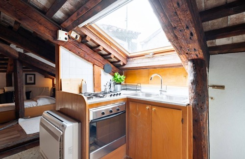 Dorsoduro Apartment | Romantico appartamento con terrazza in legno