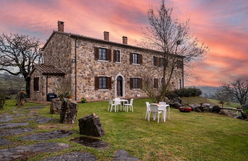 Catabbio Apartment | Room 'Arancione' with Shared Pool and Shared Garden