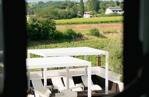 Sommacampagna Apartment | Room 'Suite Dei Velieri' with Shared Pool, Wi-Fi and Air Conditioning