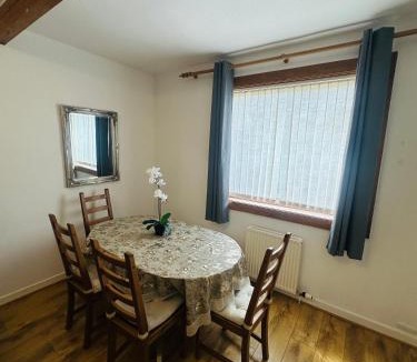Rosyth House | Rosyth 3 Bedroom home-Near Edinburgh & M90 With Free Parking