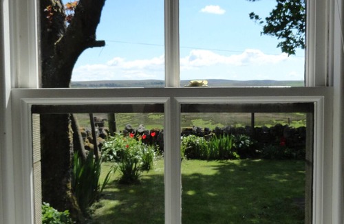 West Calder Cottage | Rural Cottage With Beautiful Loch And Hill Views nr Edinburgh