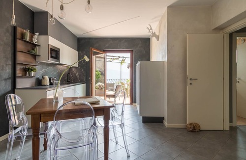 Gardola Apartment | Rustico Minichèto -La Vigna: lovely apartment wit lake view balcony