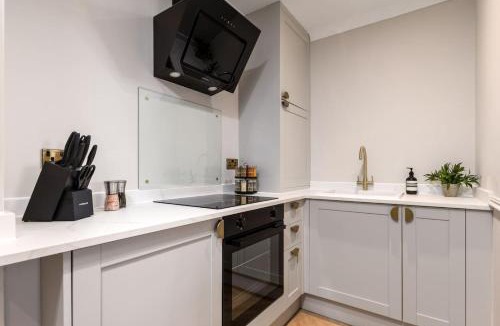 Dalavich Apartment | Sapphire Suite, The Stirling Residence