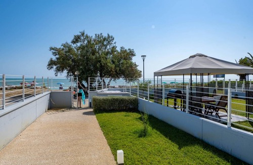 Pineto Apartment | Seaside apartment with large garden