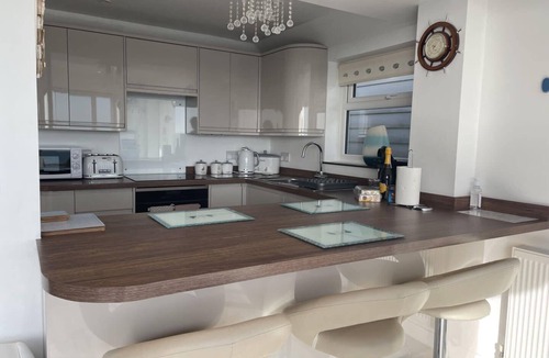 Pevensey House | Seaside Haven with Spectacular Views Ideal for Families.