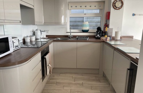 Pevensey House | Seaside Haven with Spectacular Views Ideal for Families.