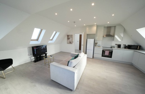 Stanwell Apartment | Serene Oasis 5mins from Heathrow Airport - Free Parking