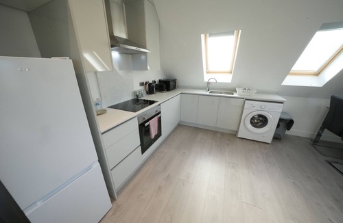 Stanwell Apartment | Serene Oasis 5mins from Heathrow Airport - Free Parking