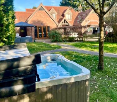 Ringwood House | Serene Retreat - Hot Tub - Pool Table - Close to New Forest and Bournemouth Beach - Sleeps 12
