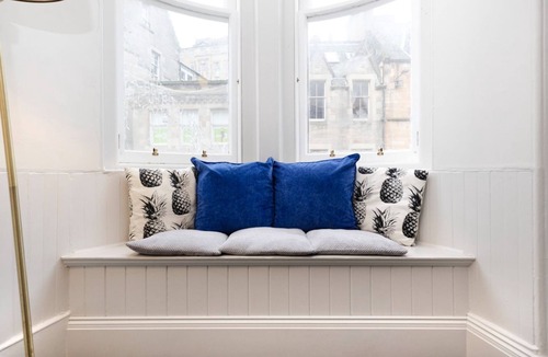 Old Town Apartment | Sophisticated Flat near Edinburgh Castle