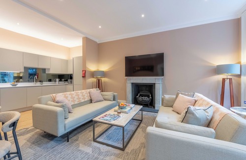 New Town Apartment | Spacious 2-Bed on Wemyss Place- Walk to Princes St, Pet-Friendly, Sleeps 5