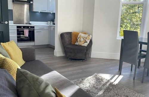 Queens Quarter Apartment | Spacious 2-bed Queens by CityGo