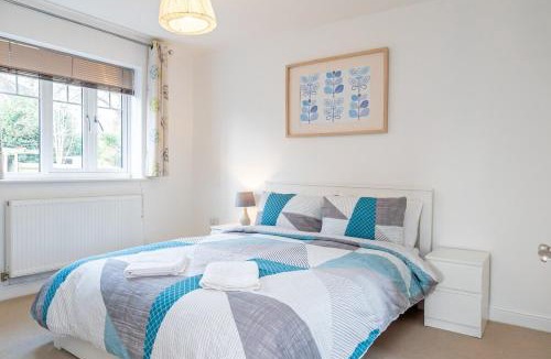 Tilehurst House | Spacious 4 Bed house with parking and garden at Reading