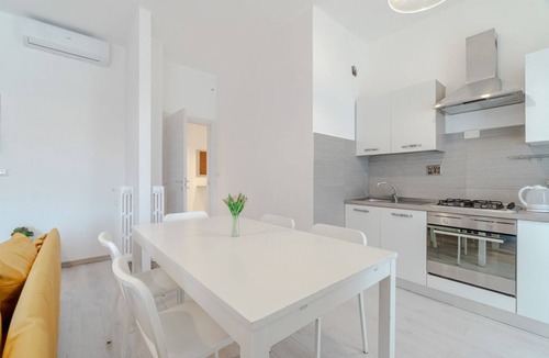 Cenisia Apartment | Spacious and bright apartment of 120 sqm for 6 people, located on the sixth floor with elevator (not suitable for disabled people). The accommodation has a balcony with views of the Cenisia district, a quiet and well-connected residential area. The accom
