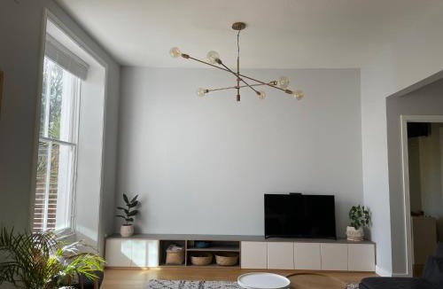 Kilburn Apartment | Spacious apartment with terrace