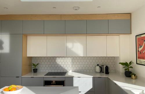 Kilburn Apartment | Spacious apartment with terrace