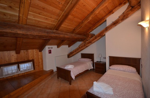 Soucheres-Basses Apartment | Spacious attic with two bathrooms