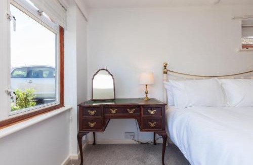 Wheatley House | Spacious Bungalow with Parking & Garden, Only 15 Minutes from Oxford City Centre