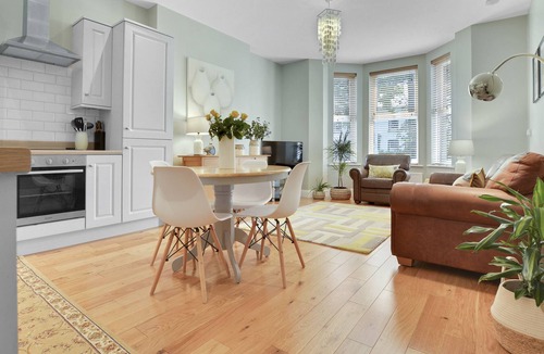 Ballycastle House | Spacious Coastal retreat - 1 minute walk to the beach and marina