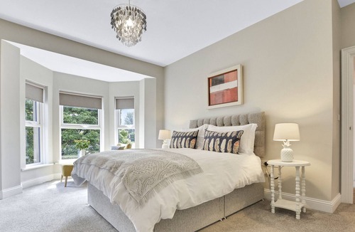 Ballycastle House | Spacious Coastal retreat - 1 minute walk to the beach and marina