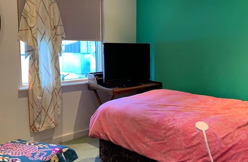 South Hampstead Apartment | Spacious Flat with Great Airport & Tube Access