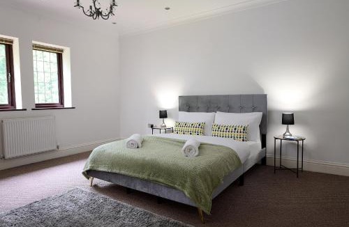 Wolverhampton House | Spacious Home for Large Families and Contractors