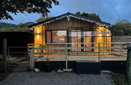 Inveraray House | Spacious lodge with king sized bed