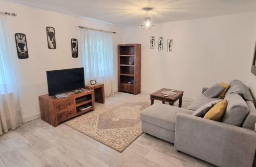 Thame Apartment | Spacious two bedroom apartment with one parking space