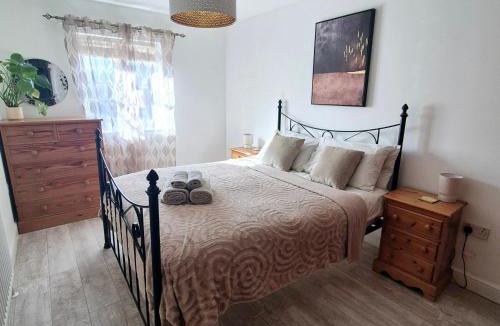 Thame Apartment | Spacious two bedroom apartment with one parking space