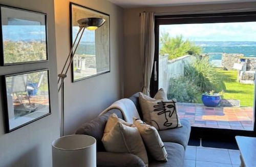 Bangor Cottage | Splash Cottage Beach house with sea touching back garden