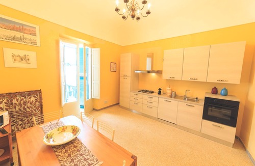 Vasto House | Stately residence in the center, with garden
