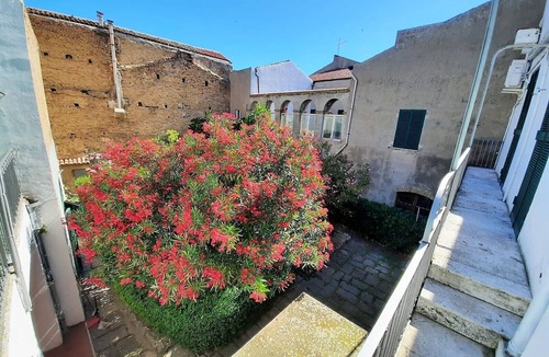 Vasto House | Stately residence in the center, with garden