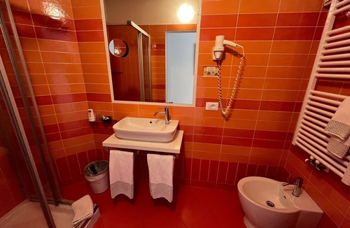 Dimaro House | Struttura 6 Camere da Letto , 6 Bagni ,18 Posti Letto. Possibilità di Cucinare
