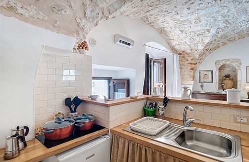 Monte Sant'Angelo Apartment | Studio 'Le Antiche Mansioni 1' with Air Conditioning