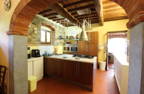 Civitella in Val di Chiana Villa | Stunning private villa for 16 people with WIFI, private pool, TV and pets allowed, close to Arezzo