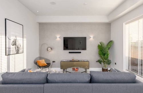 West End Apartment | Stunning 2 bed penthouse, panoramic views & parking