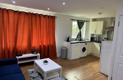Southfields Apartment | Stunning 2 bedroom ground floor flat near Wimbledon and Southfields