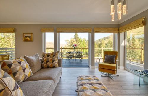 Crianlarich Ski Chalet | Stunning 5 star lodge with loch and mountain views
