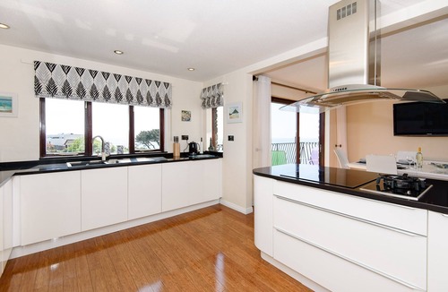 Looe House | Stunning house with magnificent sea views, pet friendly with a VisitEngland 5 Star Gold Award