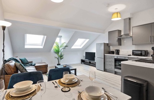 Belfast Apartment | Stunning Penthouse, Roof Terrace, Free WiFi, Elevator, walk to City Centre