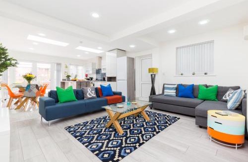 Sheldon House | Stunning Solihull Long Stays - 4 Bedrooms with 7 Separate Beds, 2 Baths, Garden & Driveway by Birmingham Contractor Stays