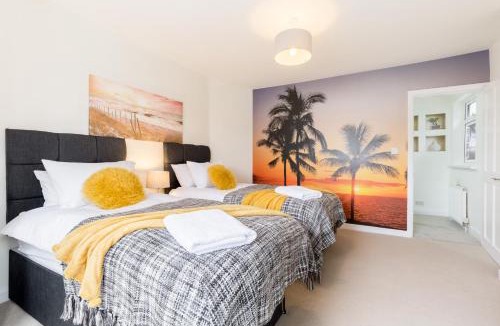Sheldon House | Stunning Solihull Long Stays - 4 Bedrooms with 7 Separate Beds, 2 Baths, Garden & Driveway by Birmingham Contractor Stays
