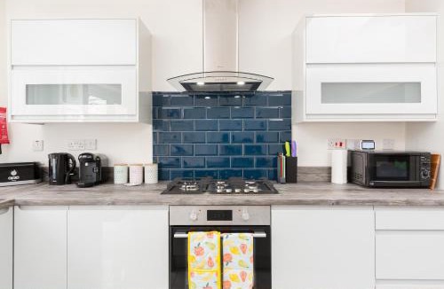 Sheldon House | Stunning Solihull Long Stays - 4 Bedrooms with 7 Separate Beds, 2 Baths, Garden & Driveway by Birmingham Contractor Stays
